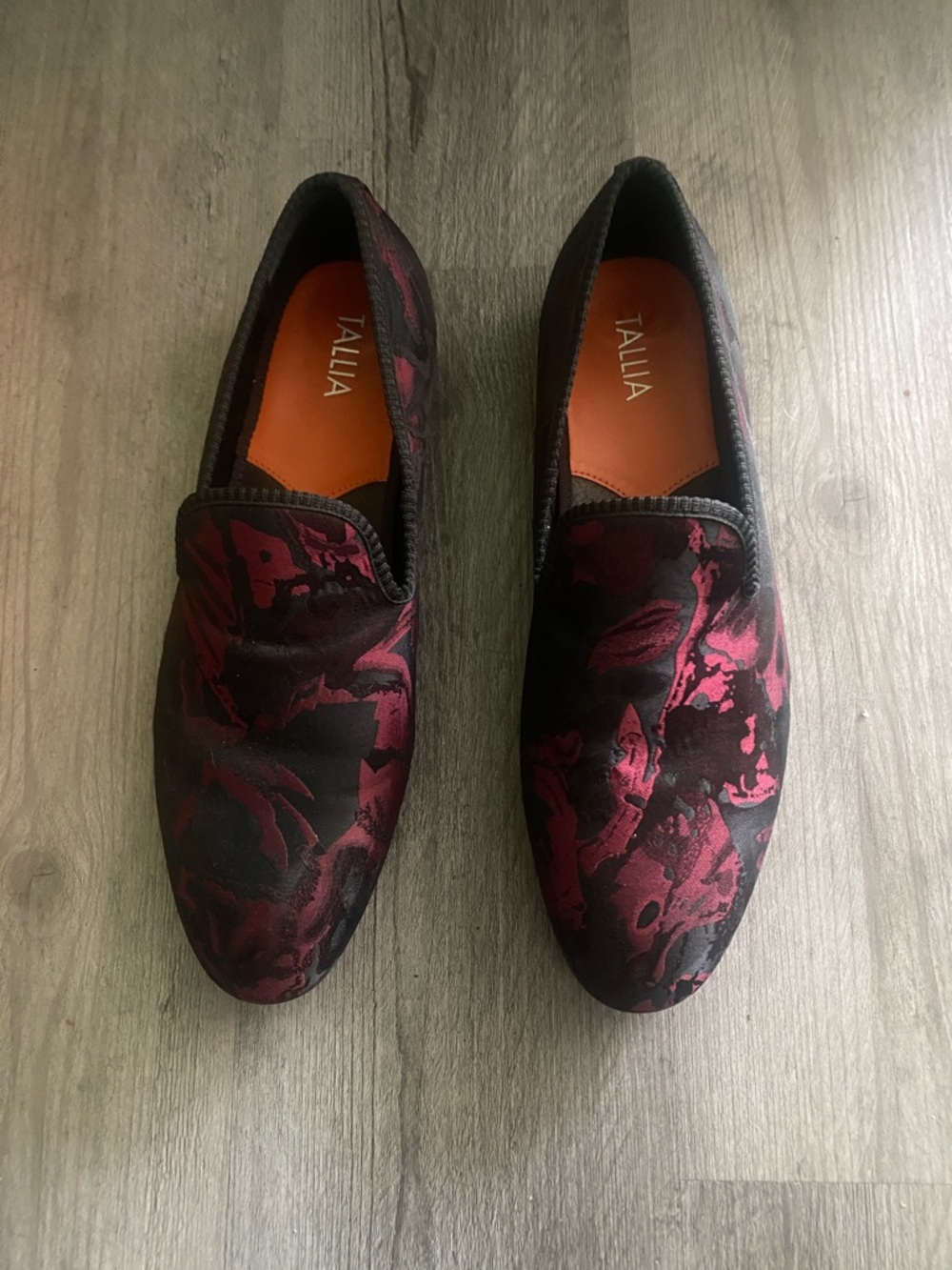 TALLIA Men’s Black and Burgundy Patterned Slip-On Loafers